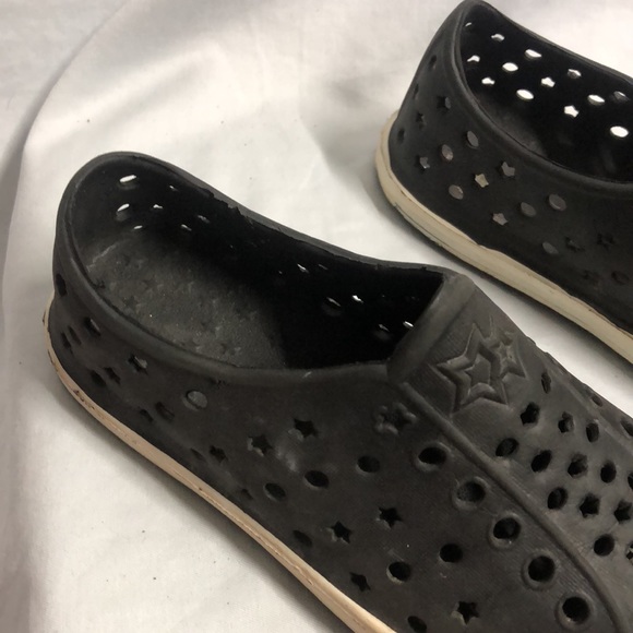 Unisex all star black and white boys 9/ 10 like crocs - Picture 2 of 10